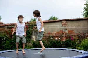 børn der leger på trampolin